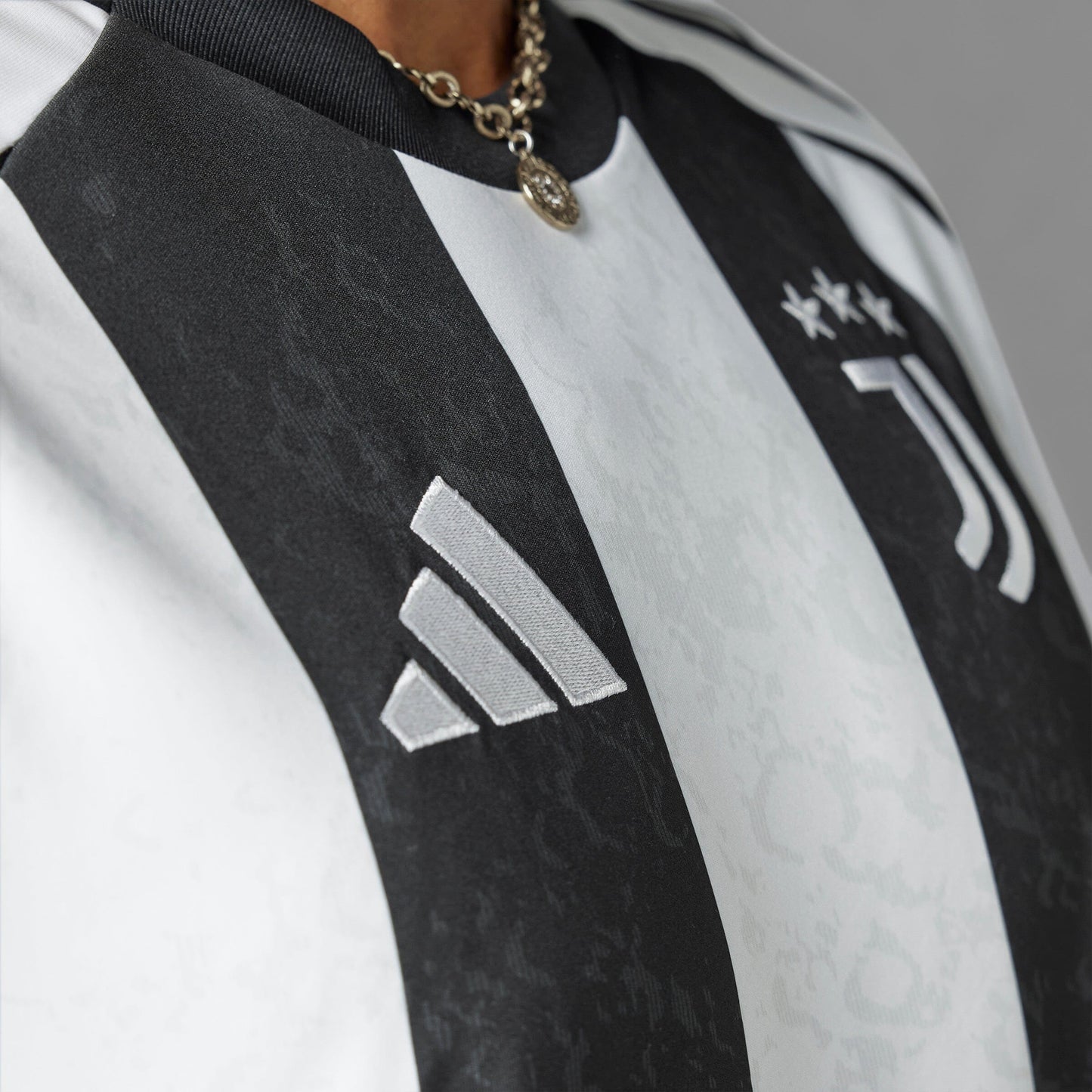 Juventus 24/25 Home Jersey (IS8002)